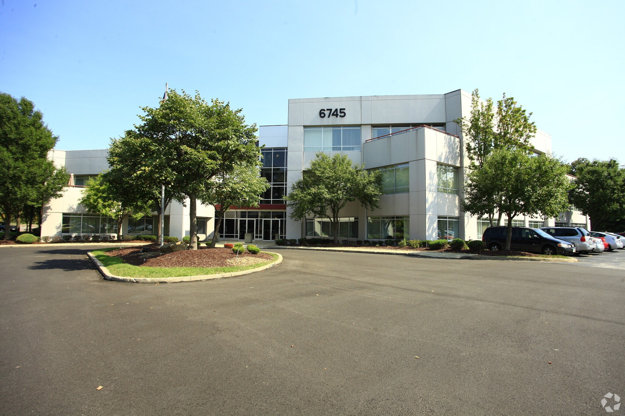 6751 Engle Rd, Middleburg Heights, OH à louer Photo principale– Image 1 sur 35