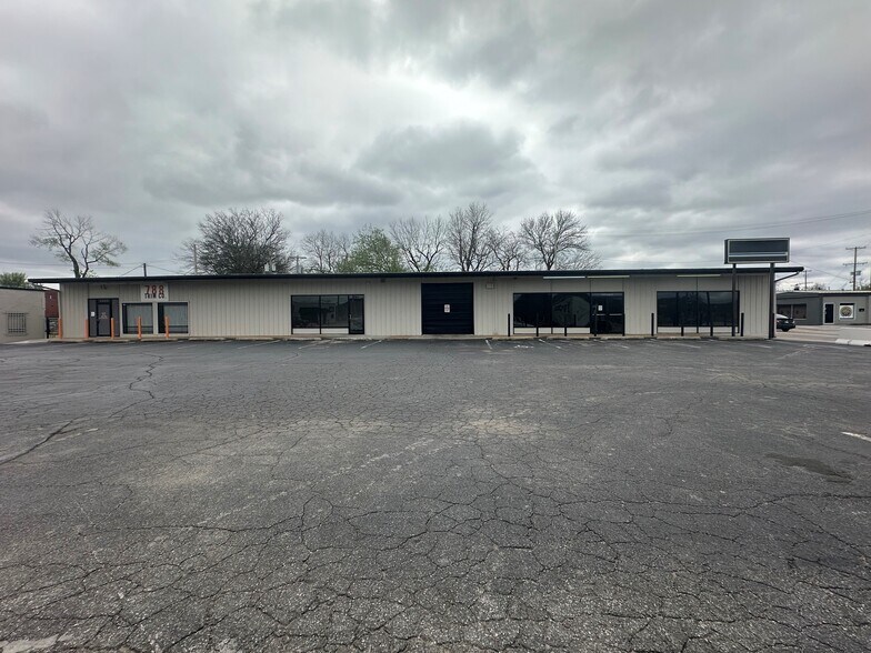 2422-2424 W 41st St, Tulsa, OK à louer - Photo de l’immeuble – Image 2 sur 23