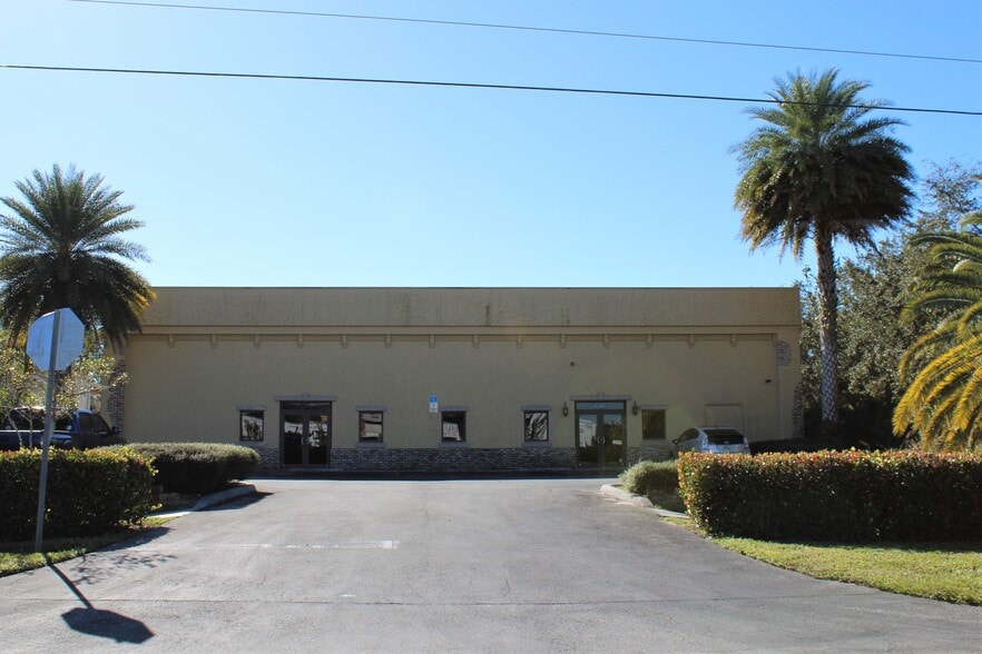10915 Enterprise Ave, Bonita Springs, FL à louer - Photo principale – Image 1 sur 21