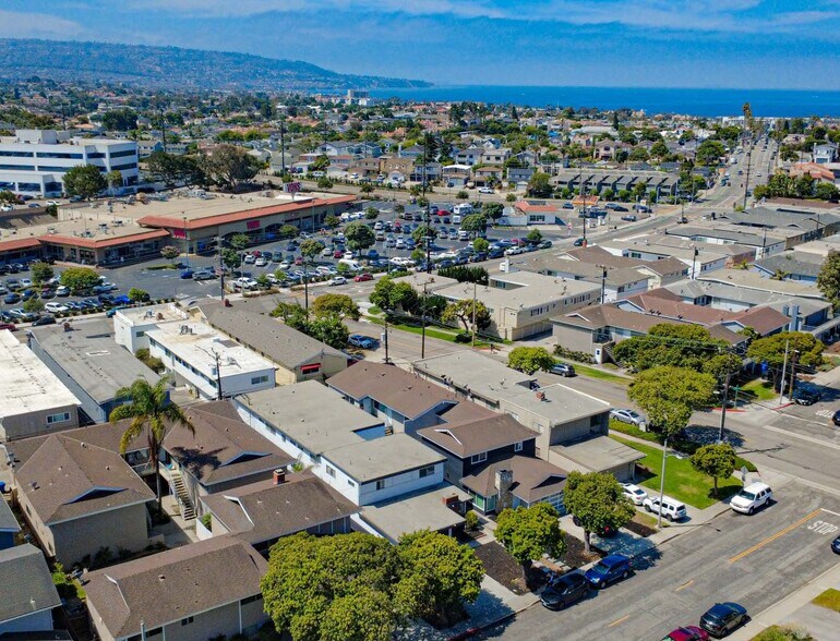 1302 Amethyst St, Redondo Beach, CA à vendre - Photo de l’immeuble – Image 3 sur 17