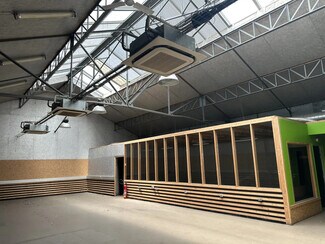 Plus de détails pour Local d'activités à louer