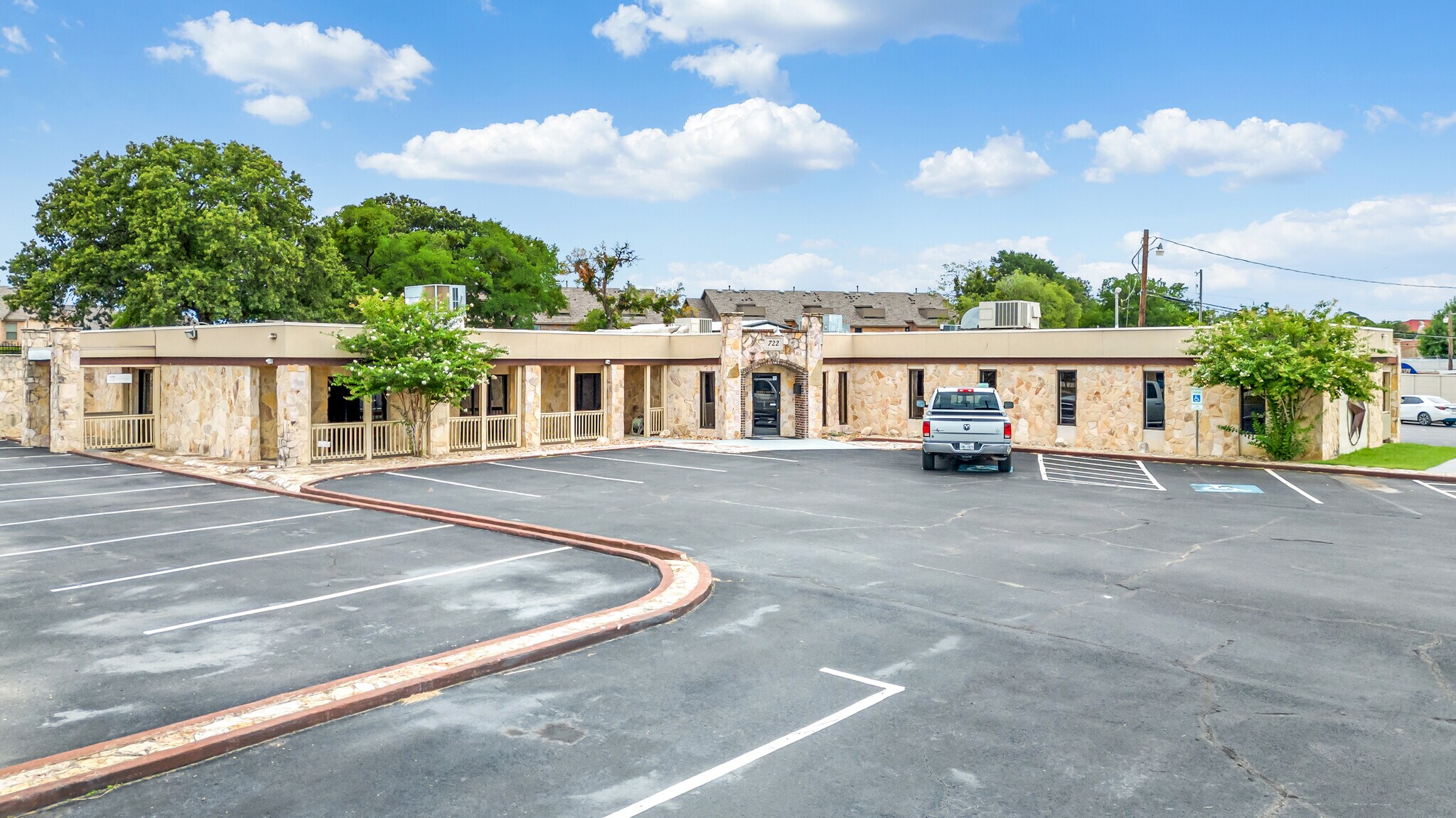 716a, 716b, 720, 722 W. Euless Blvd portefeuille de 2 biens à vendre sur LoopNet.fr Photo principale– Image 1 sur 22