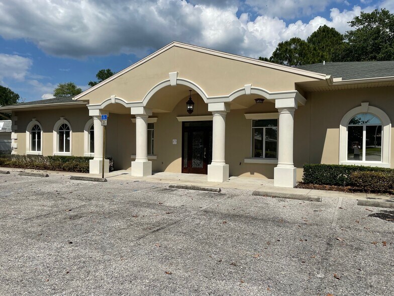 8407 Pinehurst Dr, Tampa, FL à louer - Photo de l’immeuble – Image 2 sur 20