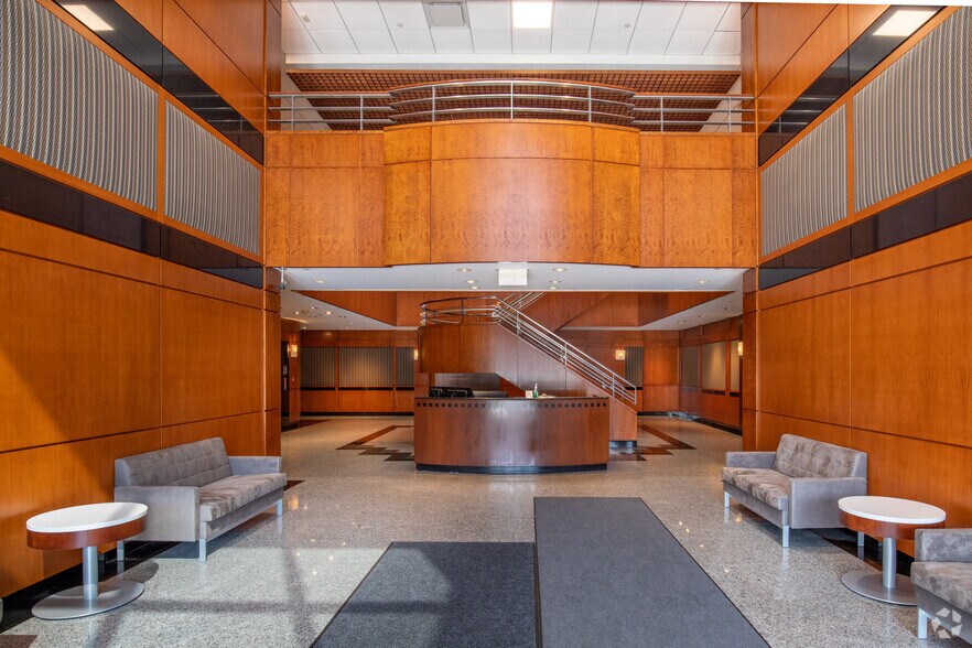 175 Broadhollow Rd, Melville, NY à louer - Hall d’entrée – Image 3 sur 23