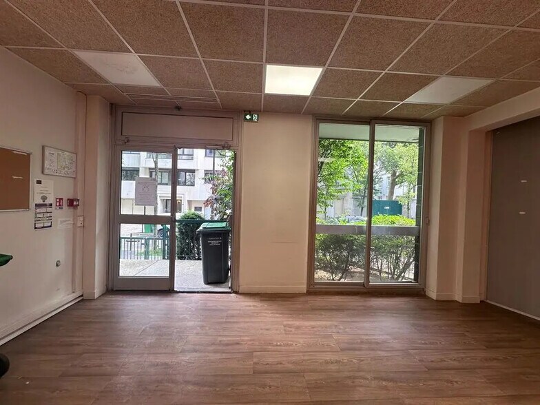 Local commercial dans Paris à louer - Photo de l’immeuble – Image 1 sur 10