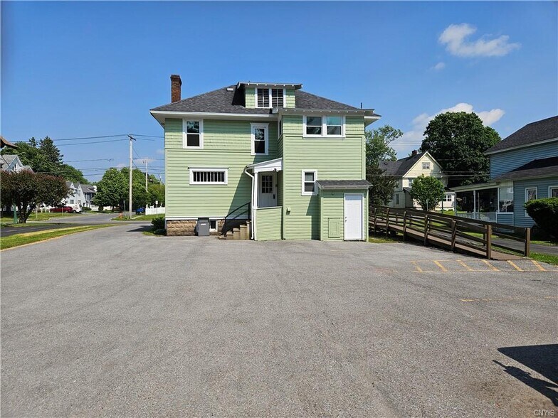 1104 Washington St, Watertown, NY à vendre - Photo de l’immeuble – Image 3 sur 31