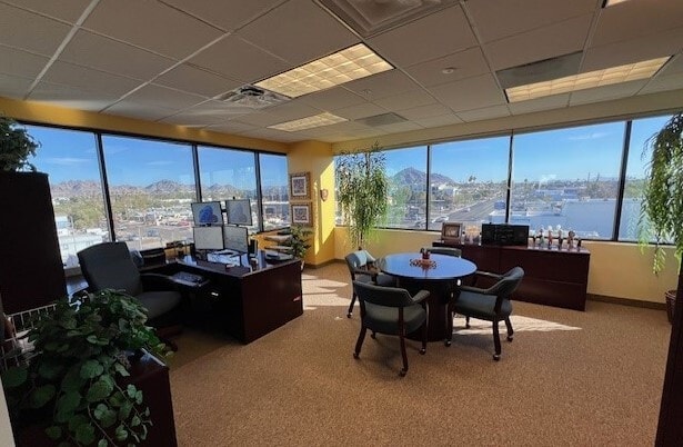 2633 E Indian School Rd, Phoenix, AZ 85016 - Lot 440 -  - Photo intérieure - Image 1 of 15