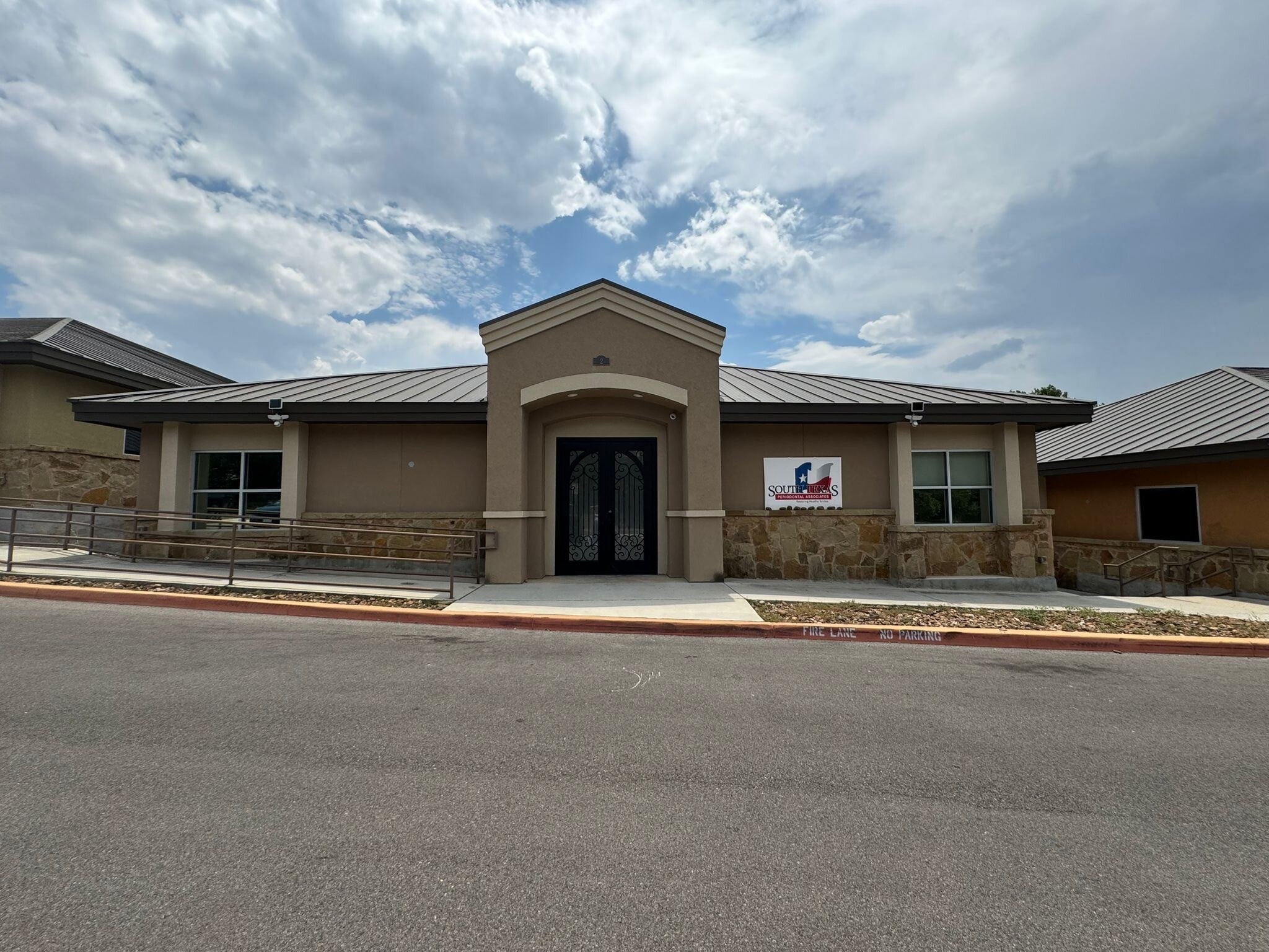 2130 Thousand Oaks Dr, San Antonio, TX à louer Photo de l’immeuble– Image 1 sur 2