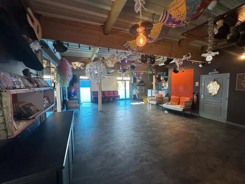 Bureau dans Tremblay-les-Villages à vendre - Photo principale – Image 2 sur 30