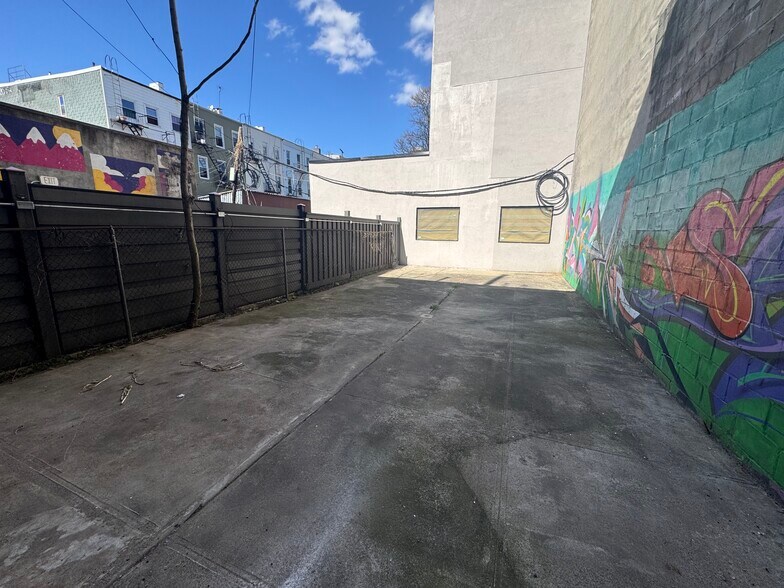 1007 Broadway, Brooklyn, NY à louer - Photo de l’immeuble – Image 1 sur 4