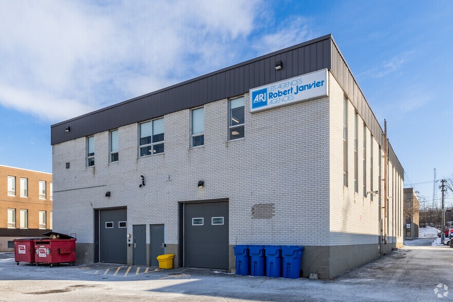 1735 Courtwood Cres, Ottawa, ON à louer - Photo de l’immeuble – Image 2 sur 3