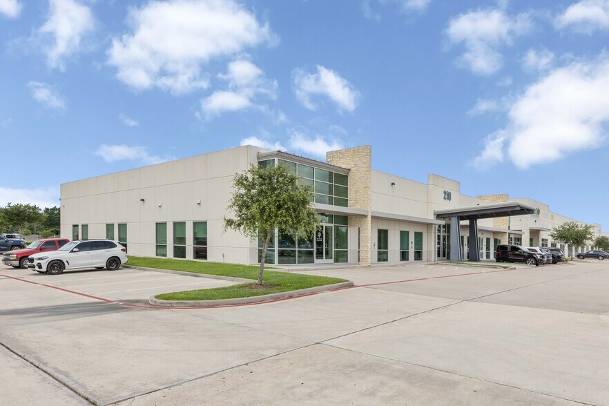 210 Genesis Blvd, Webster, TX à vendre - Photo de l’immeuble – Image 2 sur 20