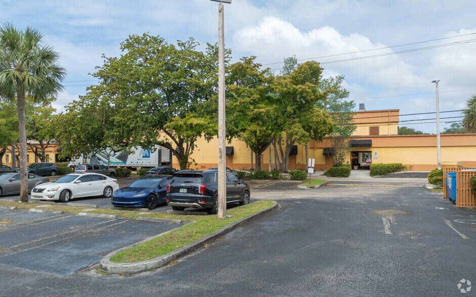1809-1879 N University Dr, Coral Springs, FL à louer - Photo de l’immeuble – Image 2 sur 12