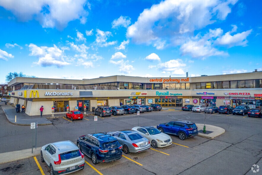 377 Burnhamthorpe Rd E, Mississauga, ON à louer - Photo de l’immeuble – Image 2 sur 6