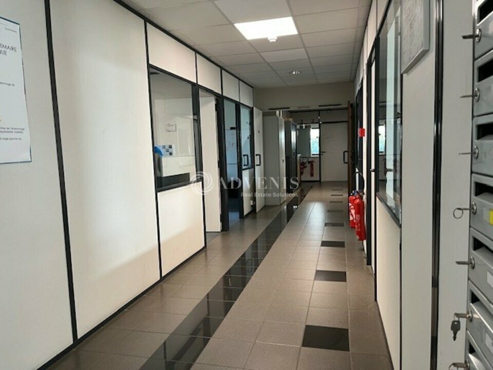 Local d'activités dans Poissy à vendre Photo intérieure– Image 1 sur 2