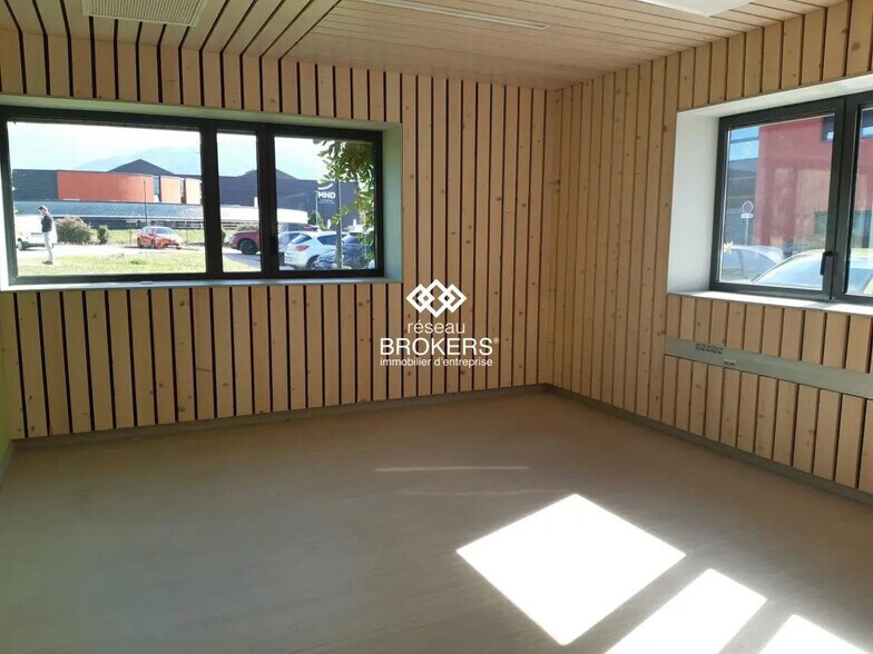 Bureau dans Porte-de-Savoie à louer - Photo de l’immeuble – Image 1 sur 5