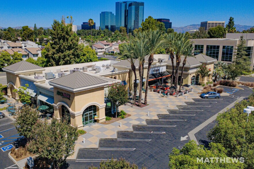 5780 Canoga Ave, Woodland Hills, CA à louer - Photo de l’immeuble – Image 1 sur 4