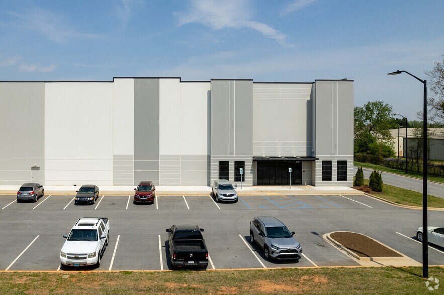 915 Victor Hill Rd, Greer, SC à vendre - Photo de l’immeuble – Image 3 sur 9