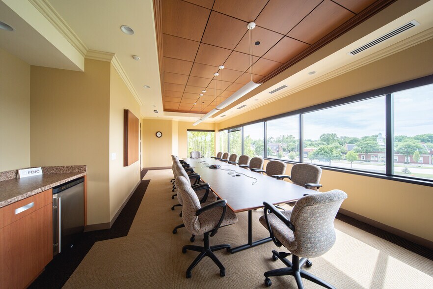 34100 Woodward Ave, Birmingham, MI à louer - Photo intérieure – Image 3 sur 14