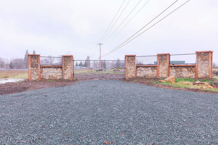 3083 Ave H, White City, OR à vendre - Photo principale – Image 1 sur 11