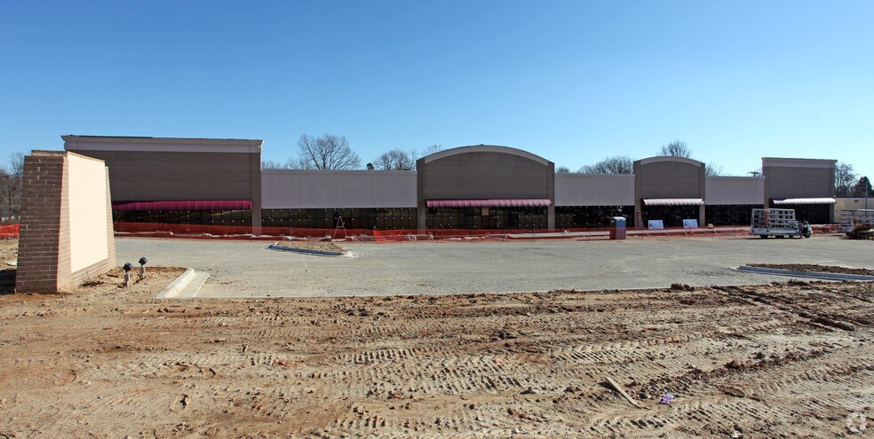 2703 W Gate City Blvd, Greensboro, NC à louer - Photo de l’immeuble – Image 2 sur 2