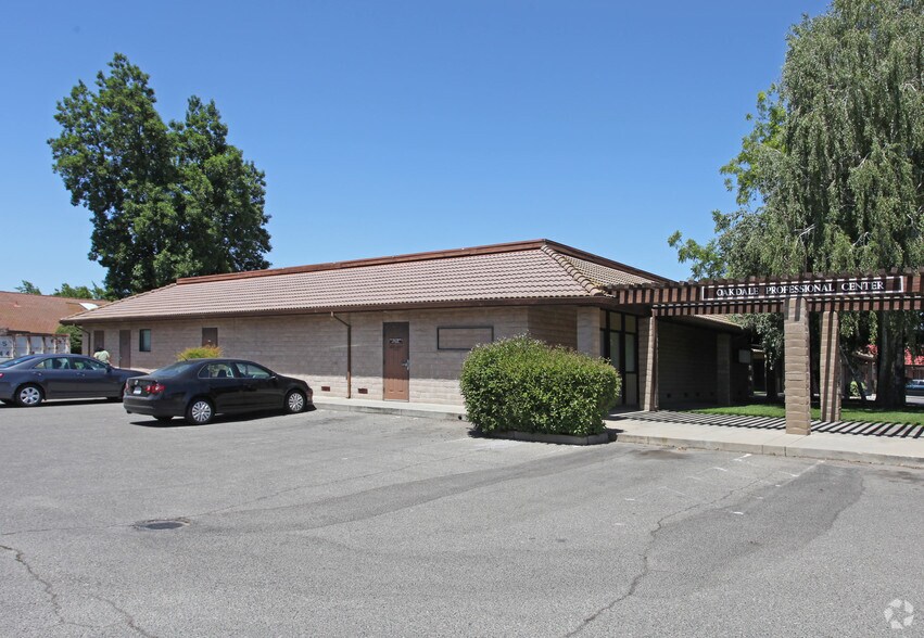 190-250 S Oak Ave, Oakdale, CA à louer - Photo principale – Image 2 sur 3