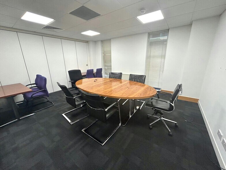 61 Chertsey Rd, Woking à louer - Photo de l’immeuble – Image 3 sur 8