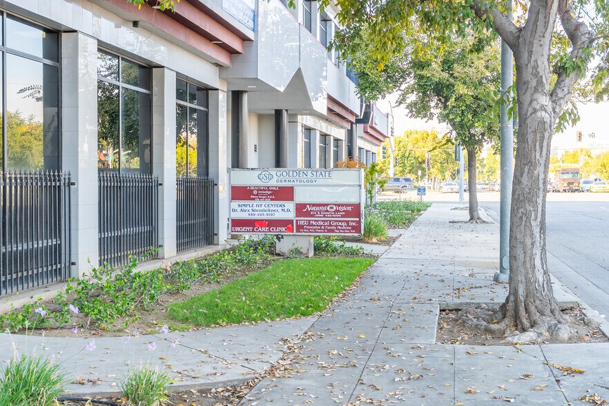 6769 N Fresno St, Fresno, CA à vendre - Photo de l’immeuble – Image 3 sur 5