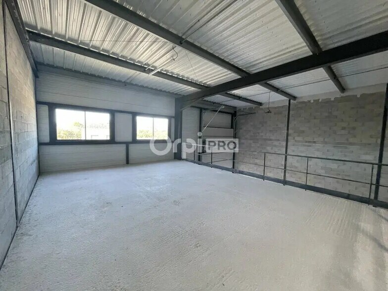 Industriel/Logistique dans Signes à louer - Photo de l’immeuble – Image 3 sur 4