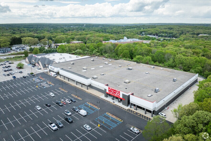 300 Quaker Ln, Warwick, RI à vendre - Photo de l’immeuble – Image 3 sur 5
