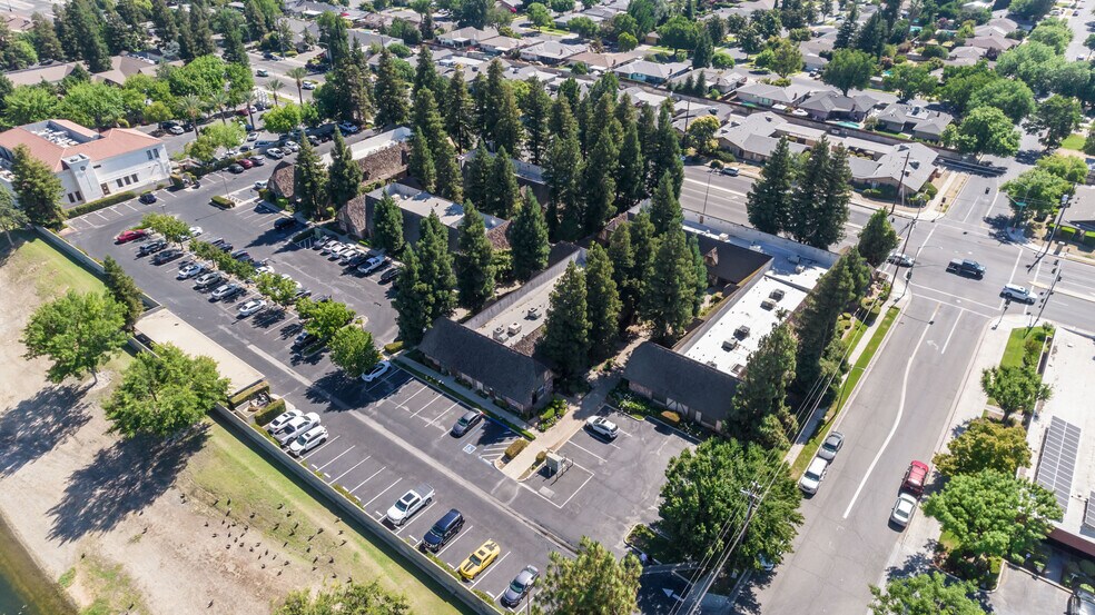 6215 N Fresno St, Fresno, CA à louer - Photo de l’immeuble – Image 2 sur 29