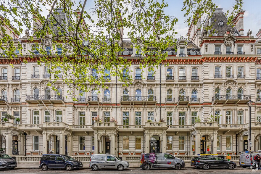 12-18 Grosvenor Gdns, Londres à louer - Photo de l’immeuble – Image 1 sur 15