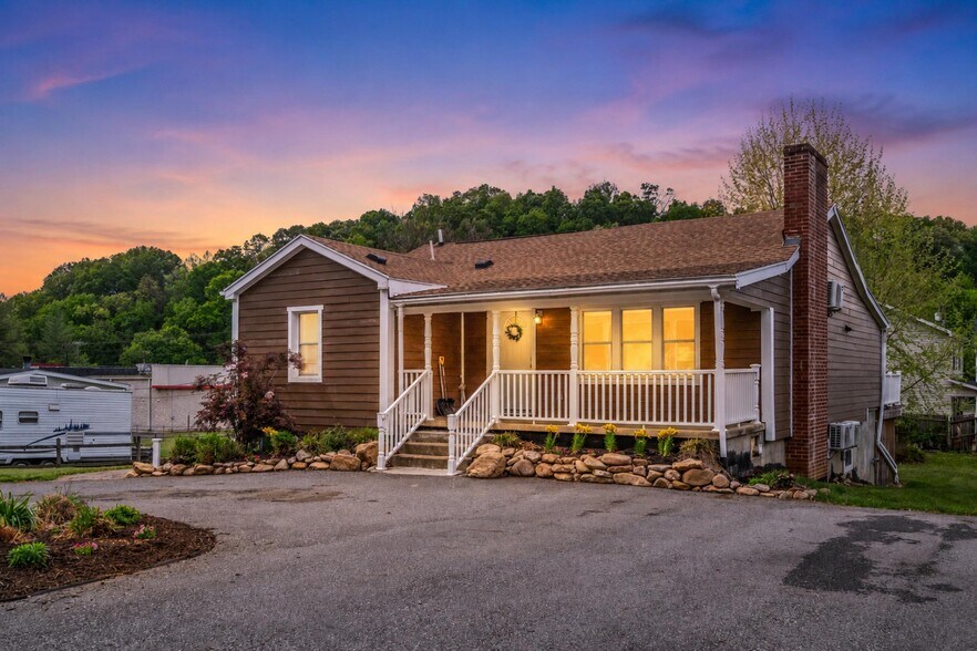 217 W 28th St, Buena Vista, VA à vendre - Photo de l’immeuble – Image 1 sur 74