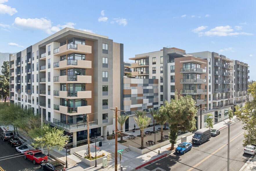 127 W Pomona St, Monrovia, CA à louer - Photo de l’immeuble – Image 2 sur 34