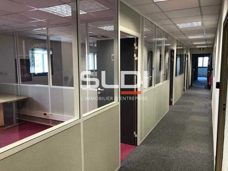 Local d’activités dans Vénissieux à louer - Photo de l’immeuble – Image 2 sur 5