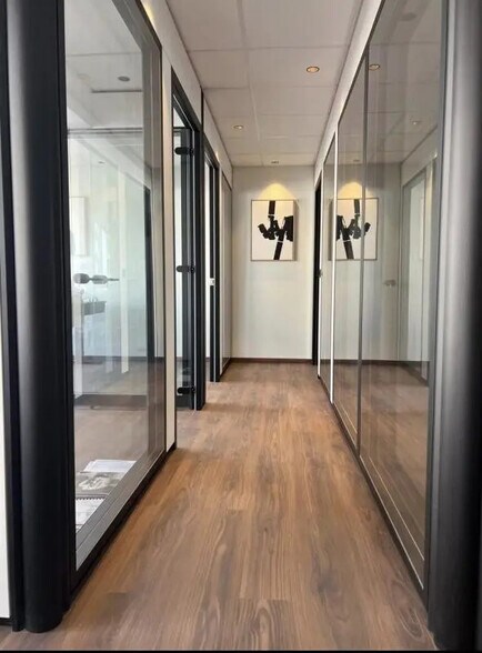 Bureau dans Saint-Laurent-du-Var à louer - Photo de l’immeuble – Image 3 sur 13