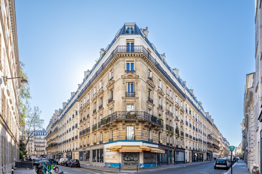 Immeuble residentiel dans Paris à vendre - Photo principale – Image 1 sur 2