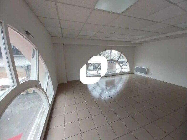 Bureau dans Poissy à vendre - Photo de l’immeuble – Image 3 sur 4