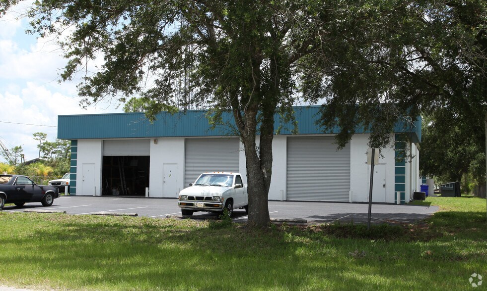 10931 K Nine Dr, Bonita Springs, FL à louer - Photo de l’immeuble – Image 2 sur 4