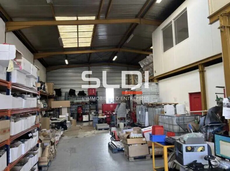Local d’activités dans Vénissieux à louer - Photo de l’immeuble – Image 1 sur 9