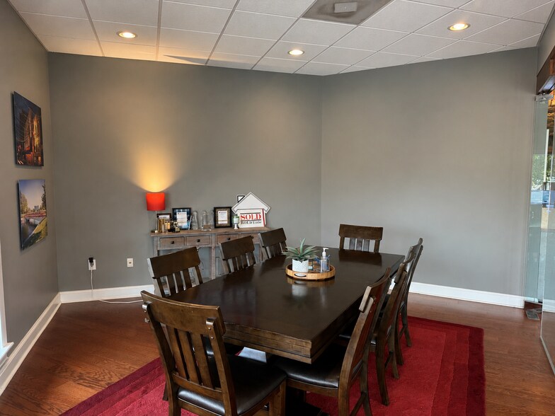 2117 Whitesburg Dr SE, Huntsville, AL à louer - Photo de l’immeuble – Image 3 sur 8