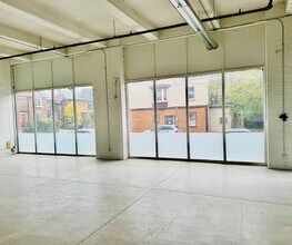 950 Dupont St, Toronto, ON à louer Photo intérieure– Image 1 sur 5