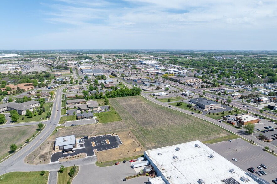 Lot 1 Block 2 Elwin Addition No. 2, Mankato, MN à vendre - Aérien – Image 1 sur 3