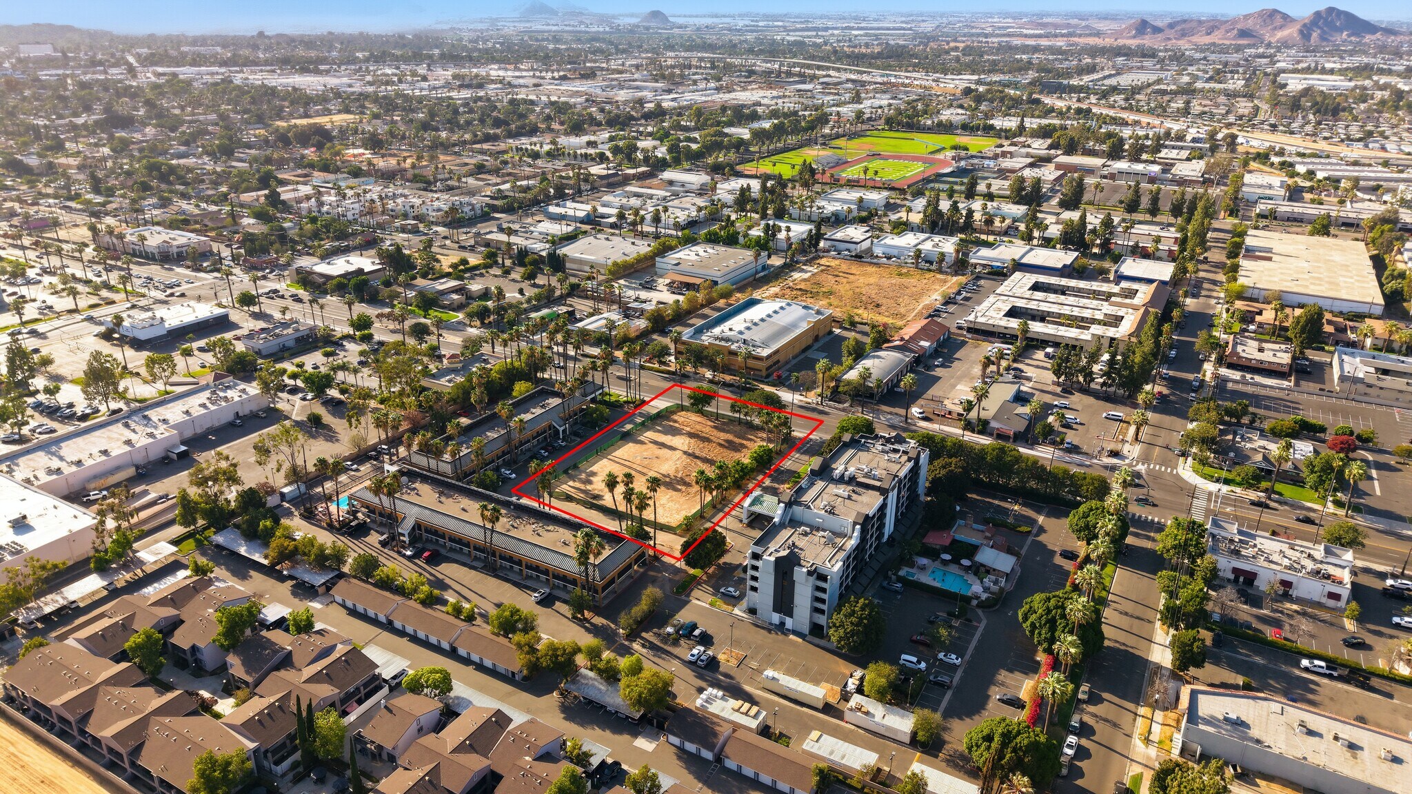 1550 University Ave, Riverside, CA à vendre Aérien– Image 1 sur 16