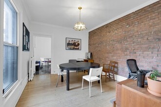342 Rue Sherbrooke E, Montréal, QC à louer Photo intérieure– Image 2 sur 5
