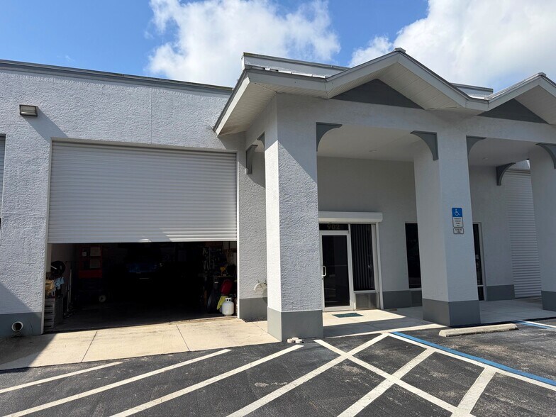 3945 Tollhouse Dr, Naples, FL à vendre - Photo de l’immeuble – Image 1 sur 6
