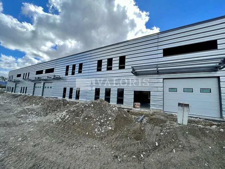 Local d’activités dans Bourgoin-Jallieu à louer - Photo de l’immeuble – Image 2 sur 10