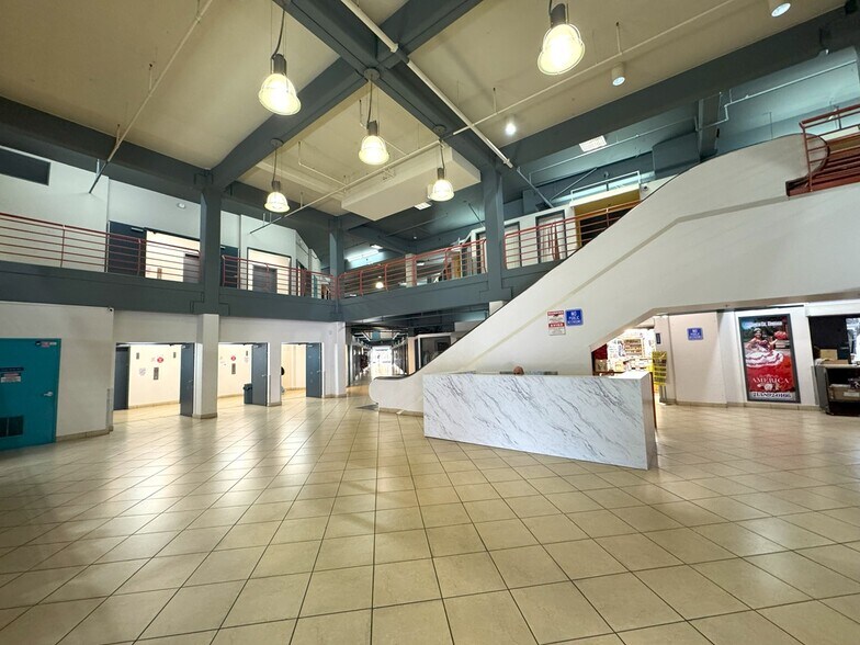 305 E 9th St, Los Angeles, CA à louer - Photo de l’immeuble – Image 3 sur 6