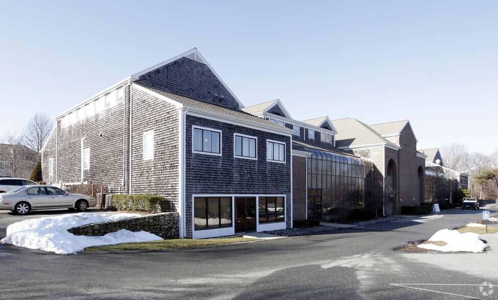 205 Worcester Ct, Falmouth, MA à vendre - Photo de l’immeuble – Image 3 sur 44