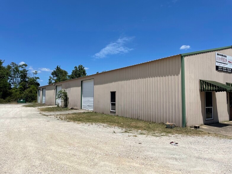 130 Victoria Dr, Moss Bluff, LA à vendre - Photo de l’immeuble – Image 2 sur 4